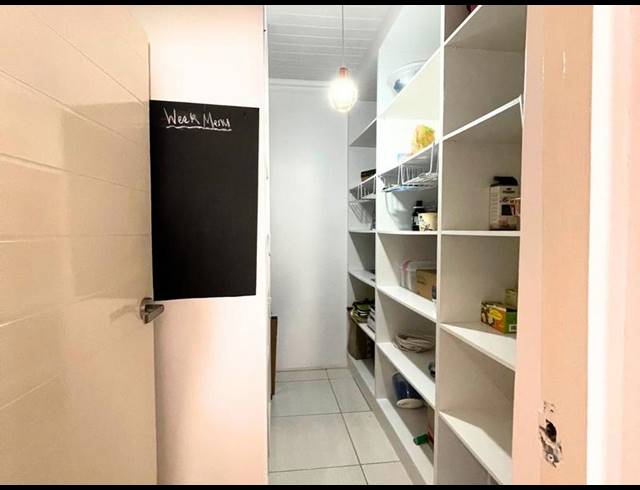 6 BEDROOM HOUSE FOR SALE IN CHATSWORTH